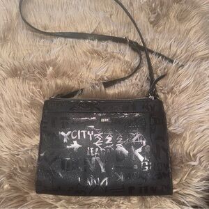 DKNY Bryant Park Crossbody Purse Bag ,Black Graffiti, Built In Wallet, Pockets​
